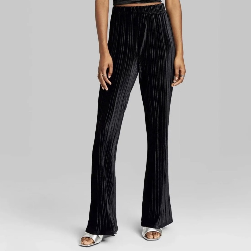 Wild Fable Knitted trousers with a flared silhouette and a ribbed finish. Size L